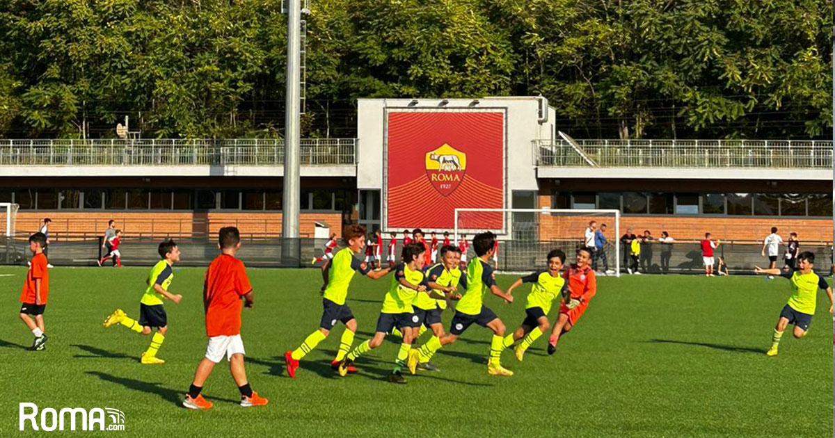 Tante squadre dietro un solo pallone: l'AS Roma Scuola Calcio sempre in  prima linea per far crescere il calcio nella città.